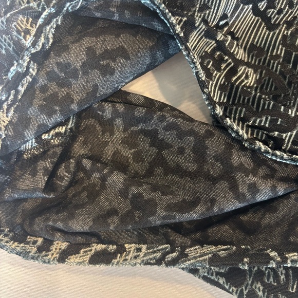 HARVE BENARD Sleeveless Black/Shiny/Sheer Velvet‎ Blouse Like New Sz 8 - Picture 6 of 12